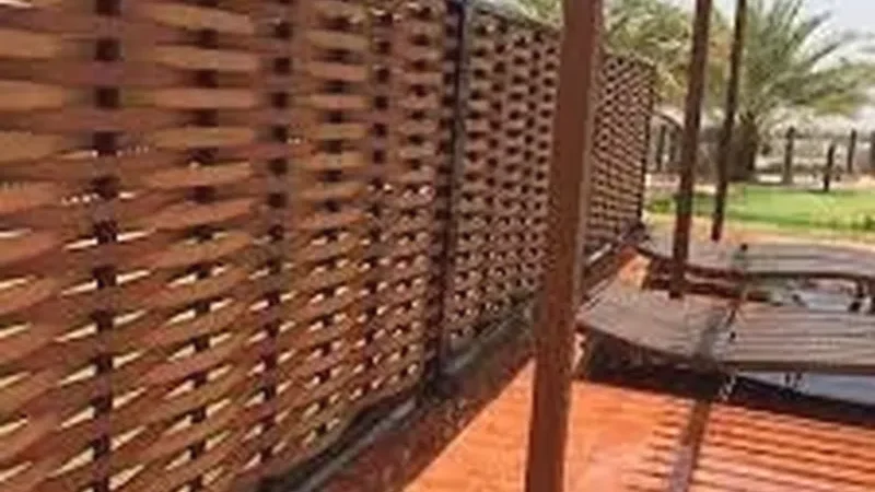 ساتر خشبي لتغطية السور الخارجي بشكل أنيق – القطيف