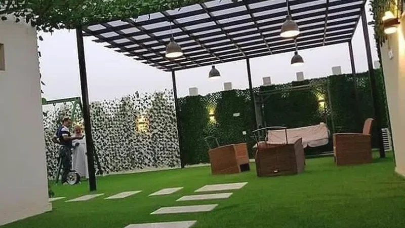 جلسة بجانب مدخل الفلة مغطاة ببرجولة – العليا