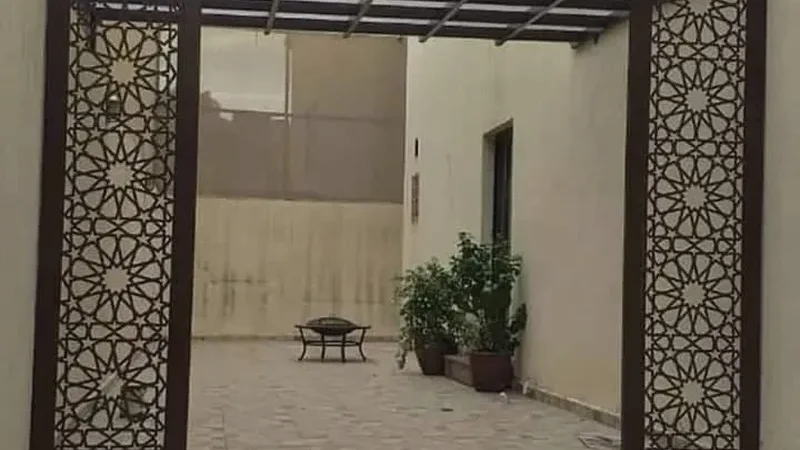 برجولة فوق الجلسة تضيف خصوصية وأناقة – النور