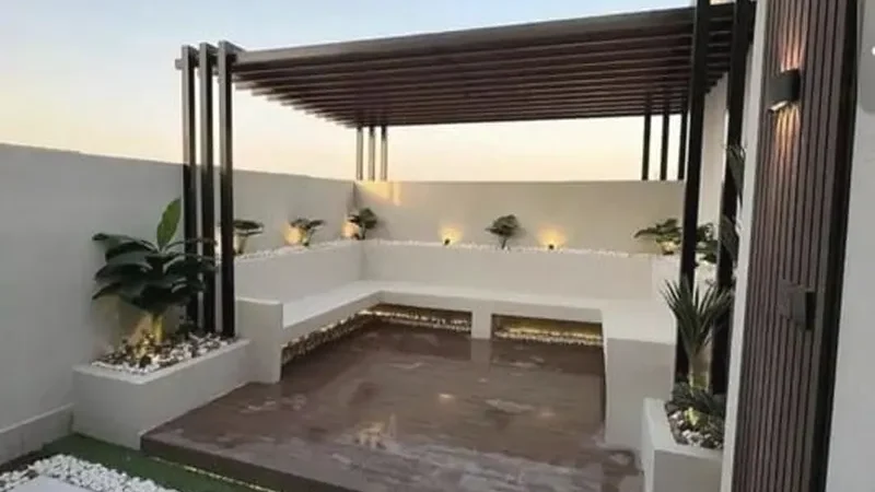 جلسة خارجية تحيط بها النباتات الطبيعية – العزيزية