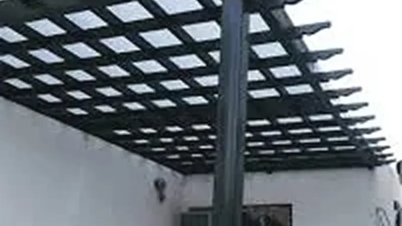 برجولة خارجية بألوان متناسقة – الشاطئ