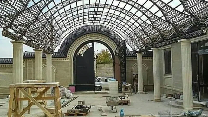 تنفيذ حدادة مخصصة للديكورات الخارجية والتفاصيل المعمارية