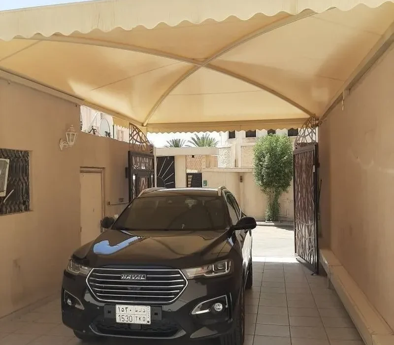مظلات سيارات فاخرة في الدمام